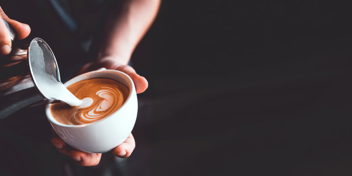 Vrolijke dame die koffiebonen heeft geoogst
